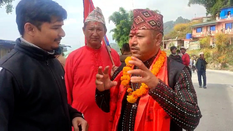 नेवारी पहिरनमा गाम्चा डुलिरहेका राजेन्द्र श्रेष्ठलाई प्रश्न- जितको आधार एजेण्डा कि गठबन्धन ? (भिडियाे)